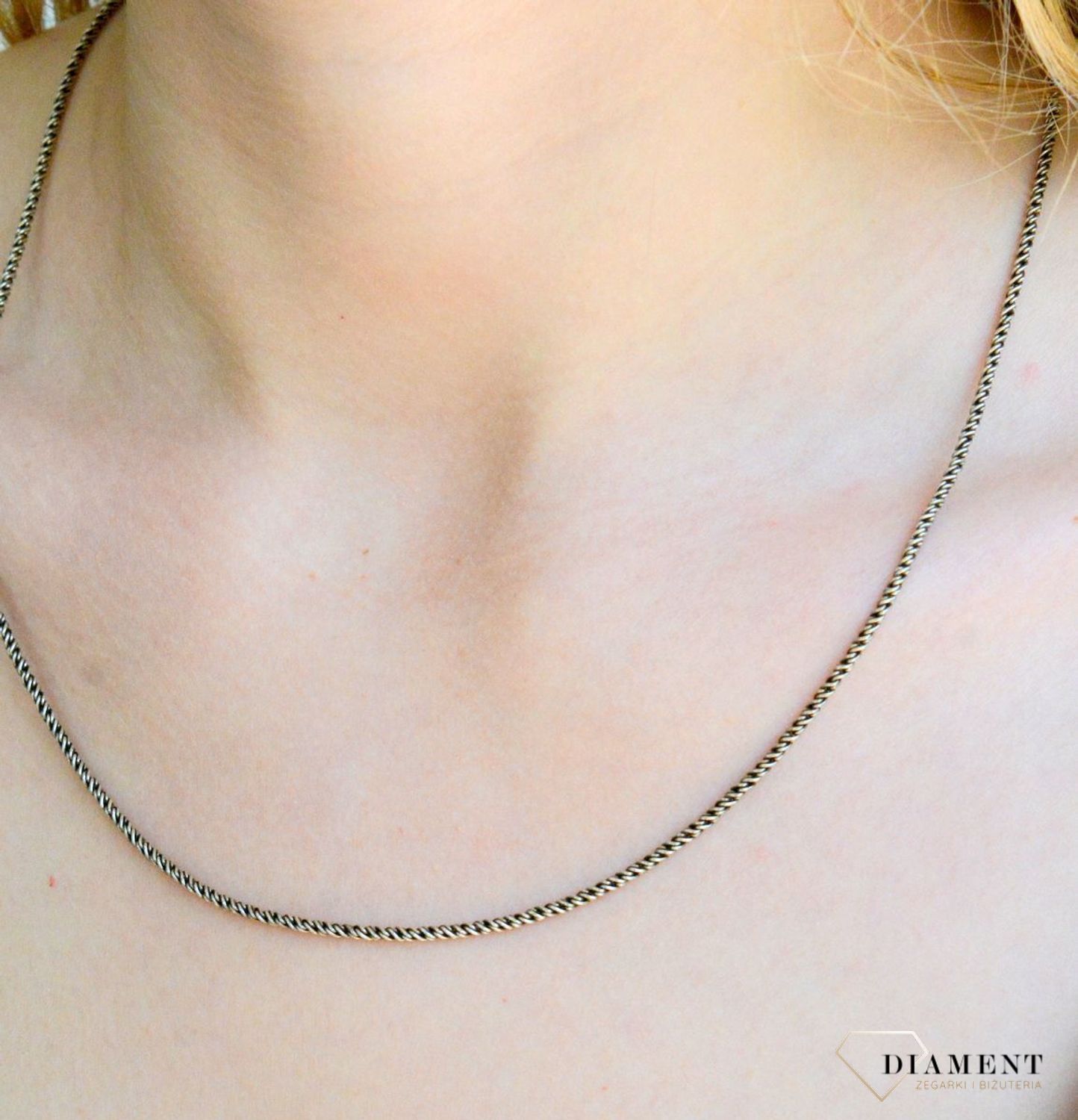 Srebrny łańcuszek ozdobny splot w czarnym odcieniu 1,6mm DIA-LAN-6012-925 1,6mm. Łańcuszek to bardzo dobry pomysł na prezent dla siebie lub bliskiej osoby. Najchętniej wybierany jest jako prezent urodzinowy, ale nie tylko (1.jpg